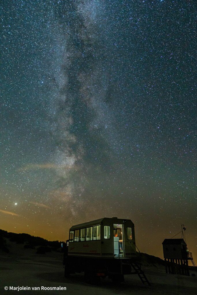 Avondtocht drenkelingenhuisje strandbus sterrenhemel