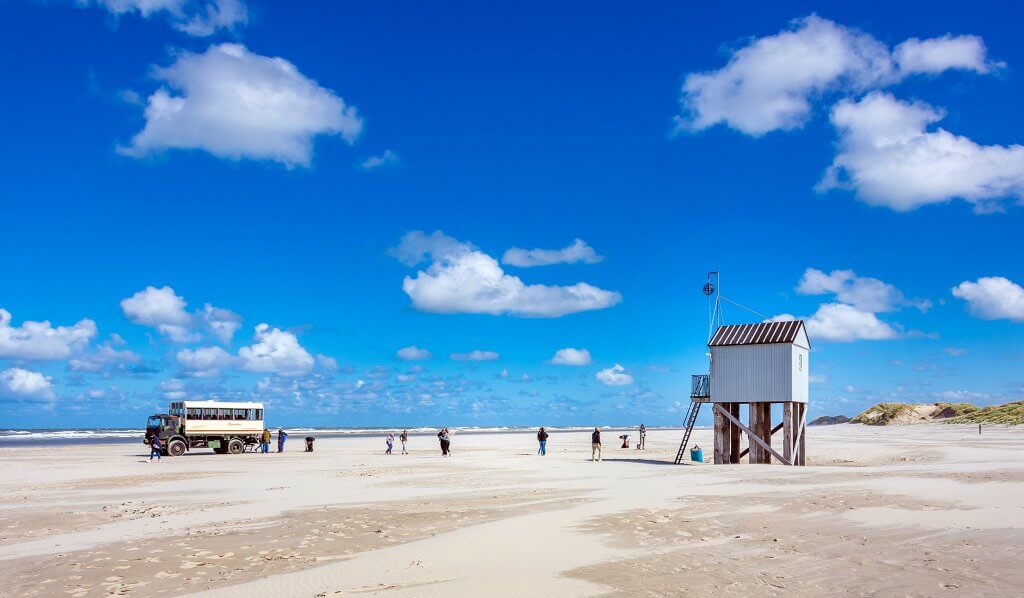 tocht naar drenkelingenhuisje strandbus